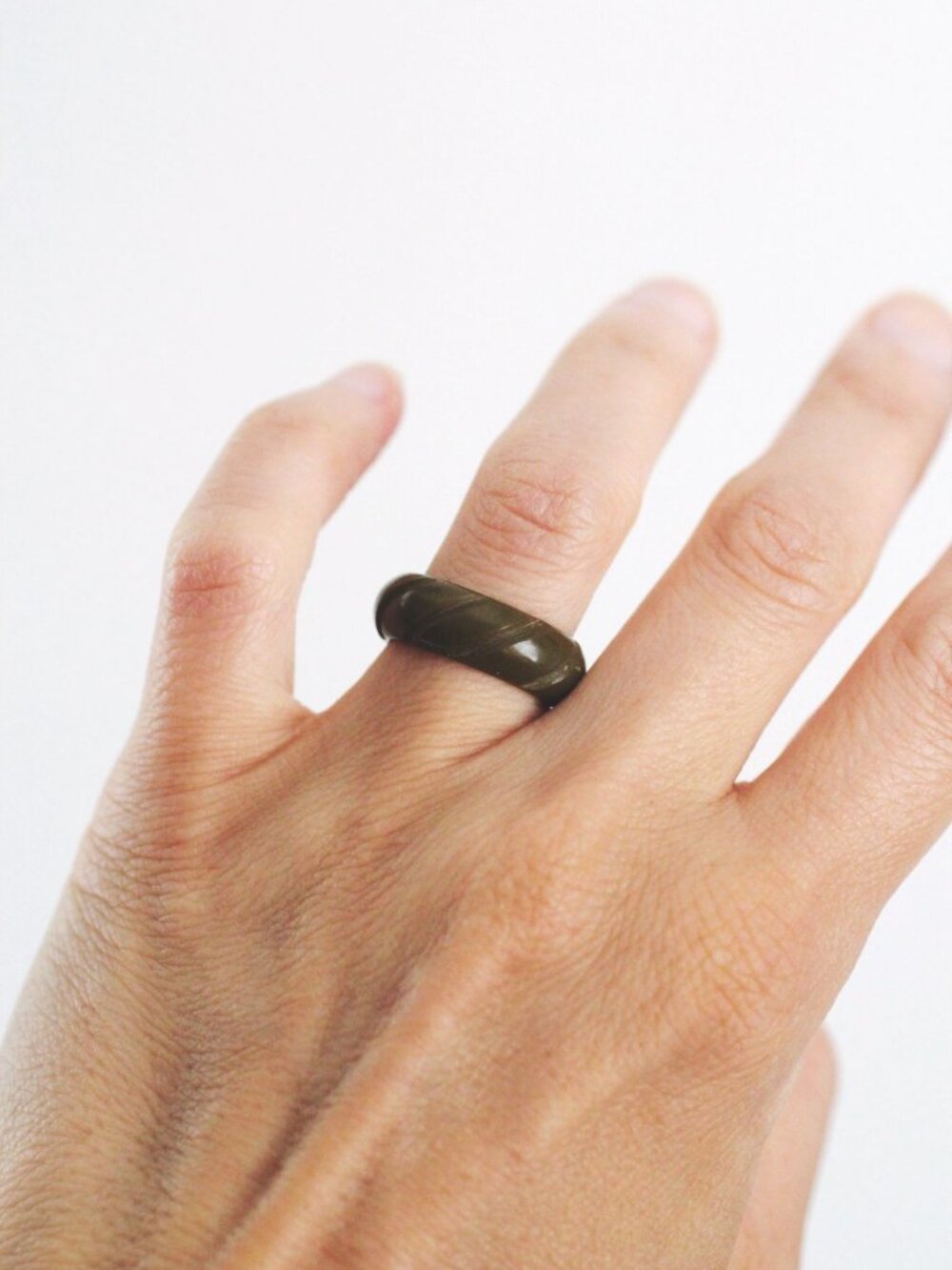 Vintage Olive Green Carved Swirl Bakelite Ring Size 5.5 Retro Art Deco 30s 40s